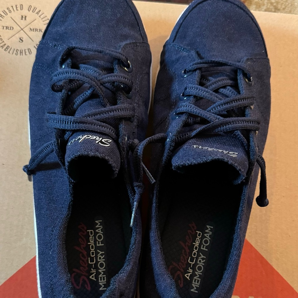 Sketchers size 9.5 NWOT